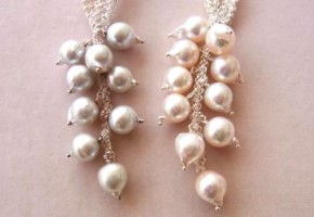 どちらの色がお好みですか？バロック本真珠のネックレス